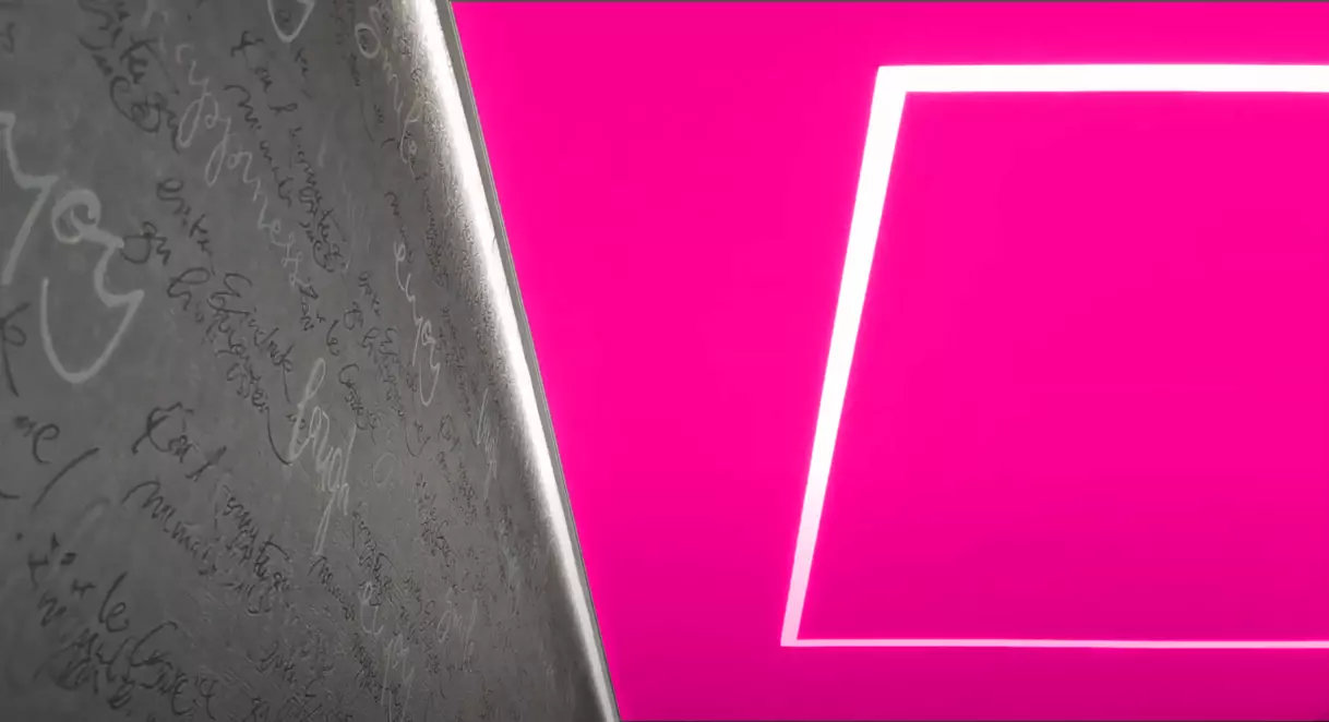 Розовый натяжной потолок со световыми линиями