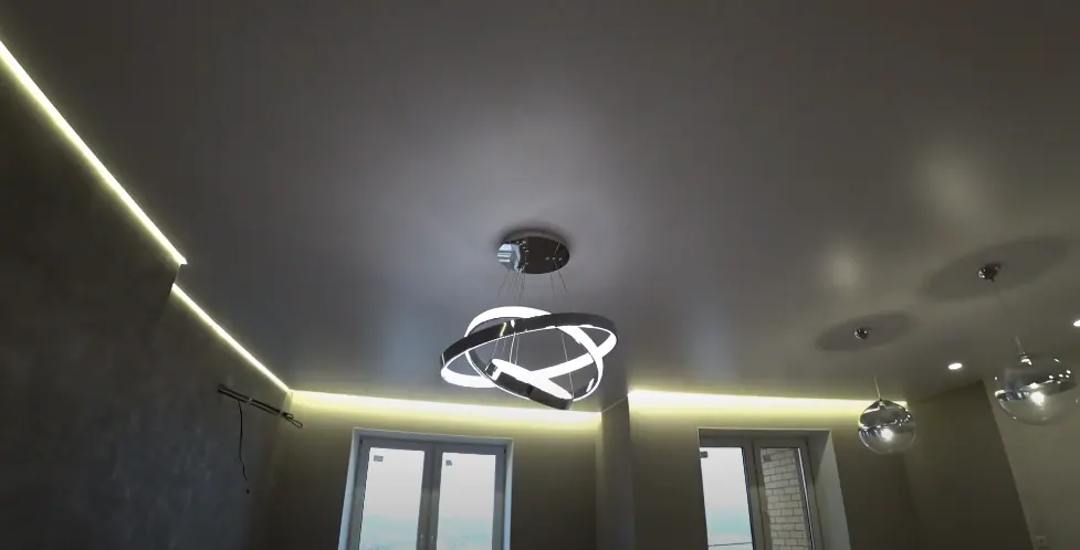 Матовый потолок со световыми линиями